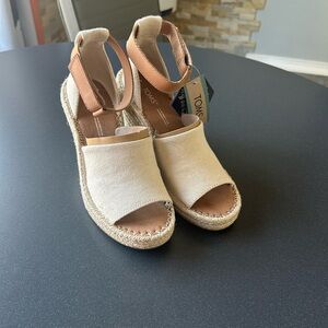 TOMS Women's Cream and Tan Espadrille Shoes